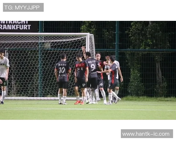 花式足球技艺大比拼 球星挑战极限演绎精彩瞬间