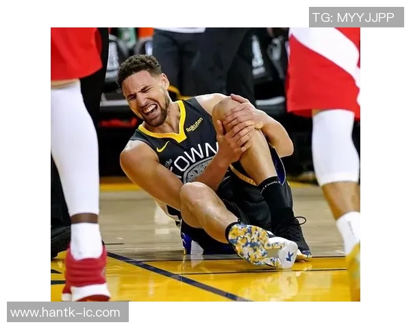 足球球星如厕时的尴尬瞬间曝光 引发球迷热议与幽默反应 足球球星如厕时的尴尬瞬间曝光 引发球迷热议与幽默反应