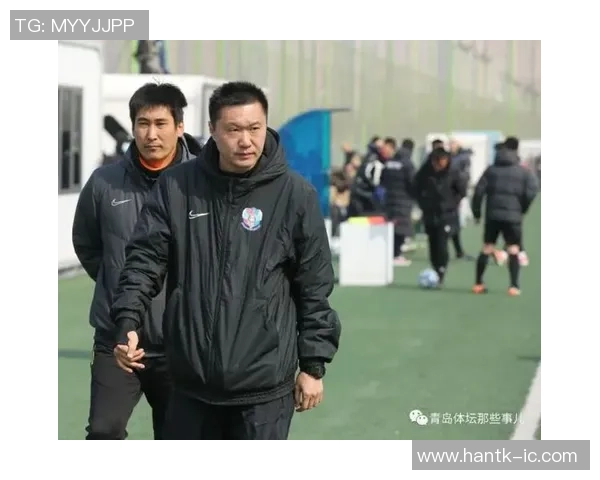 足球门将英姿飒爽展现坚不可摧的守门本能与荣耀时刻 足球门将英姿飒爽展现坚不可摧的守门本能与荣耀时刻