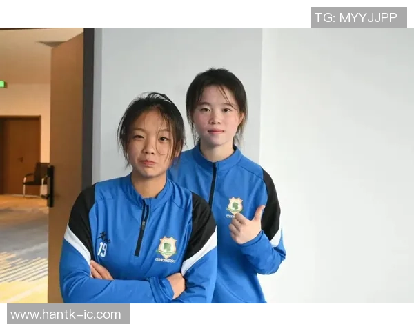 女足球星亲赠签名球衣给小球迷传递运动精神与梦想 女足球星亲赠签名球衣给小球迷传递运动精神与梦想